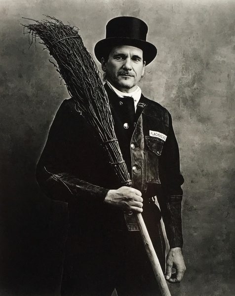 Stefan Flachenecker als Schornsteinfeger mit Zylinder und Besen