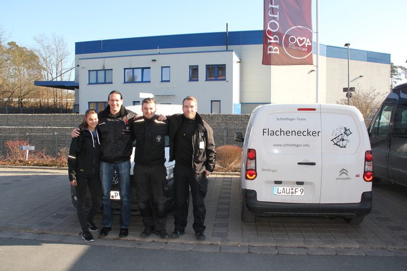 Das Team vor dem Firmenfahrzeug