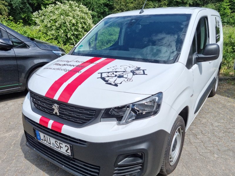 Weißer Firmenwagen mit roten Streifen